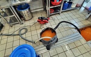 기름 꽉 찬 하수구 구조적 문제가 원인일 경우