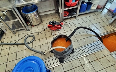 이물질과 엉겨 붙어 덩어리를 더 단단하게 만들거나(비누화 현상), 노후 배관을 부식