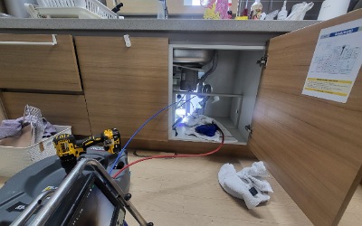 릴의 회전력을 이용해 노즐 끝에 달린 사슬(체인)을 고속으로 회전