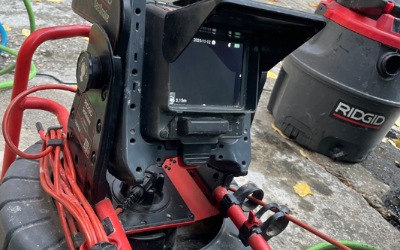 벽면에 달라붙어 있던 작은 기름 조각 확인